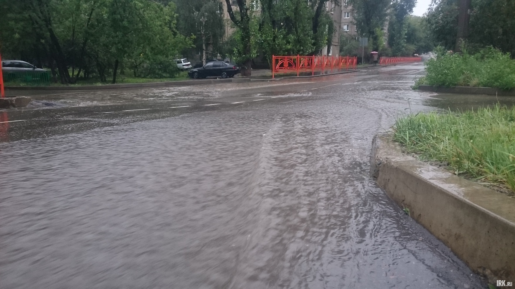 Во дворе на улице 4-я Советская. Фото прислал Антон