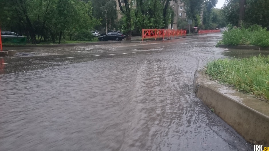 Во дворе на улице 4-я Советская. Фото прислал Антон