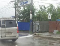 Откачивают воду на дорогу. Фото «ДТП 38RUS»