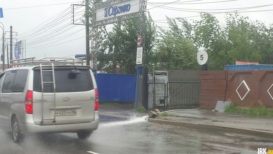 Откачивают воду на дорогу. Фото «ДТП 38RUS»