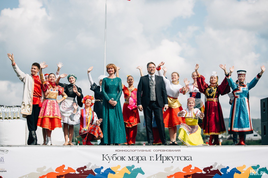 Песни «Любимый Иркутск — середина земли» и «Иркутский вальс» исполнили солисты Музыкального театра имени Н. М. Загурского Анна Рыбникова и Александр Айдаров.