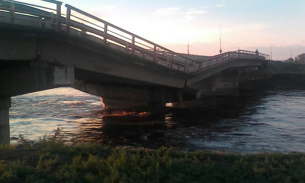 Мост в Хомутово. Фото из группы «Подслушано Иркутск»