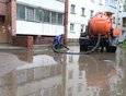 В микрорайоне Юбилейный откачивали воду во дворах.