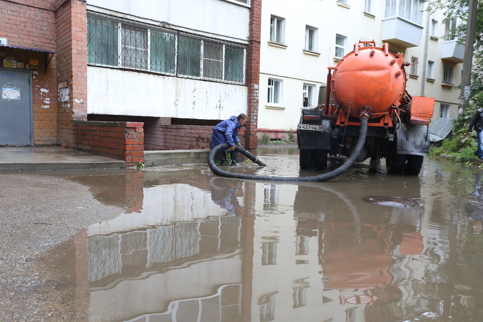 В микрорайоне Юбилейный откачивали воду во дворах.