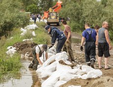 Здесь силами сотрудников городских служб и волонтеров строили дамбу.