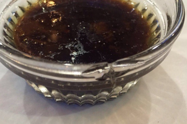 Соус подали в посуде со сколотым бортиком.