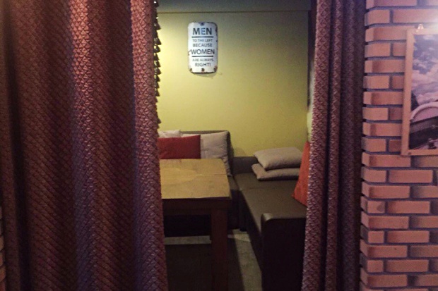 В ВИП-комнате можно уединиться, задвинув шторы.