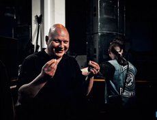 Вата как средство защиты от мощных децибелов.