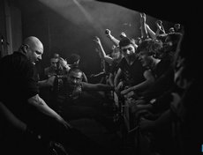 Охрана сдерживает натиск фанатов.