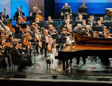 Солирует Шио Окуи, лауреат второго Международного конкурса юных пианистов Astana Piano Passion