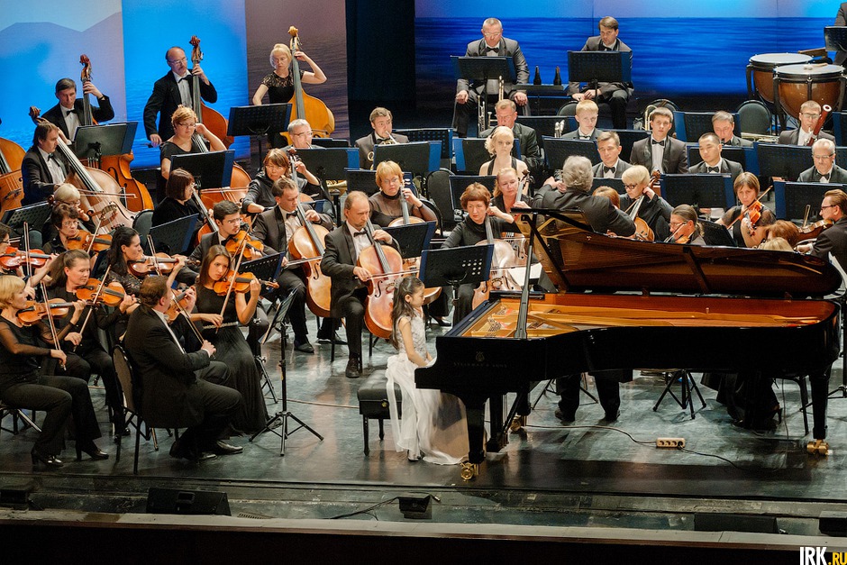 Солирует Шио Окуи, лауреат второго Международного конкурса юных пианистов Astana Piano Passion