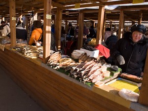 Роспотребнадзор проверил пункты производства и реализации рыбной продукции в Иркутске и Листвянке. Выявлены грубые нарушения, у рыбы не установлен срок годности, нет маркировки и документов, подтверждающих качество.