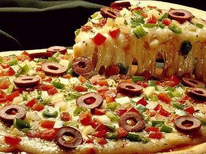 Полезная еда часто выглядит неаппетитно – чтобы она стала вкуснее, нужно смотреть на изображение калорийного блюда. К такому выводу пришли швейцарские ученые, изучив особенности восприятия человека.