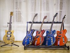 Слева направо: Jolana Superstar 1982 года, бас и ритм Jolana Rubín 1973 года, и бас и соло Jolana Kolor 1973 года.