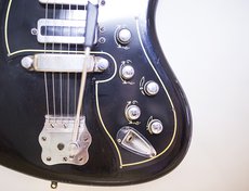 Musima Eterna de Luxe 2 — флагманская модель серии инструментов восточногерманского гитаростроительного гиганта Musima, пришедшая в 1974 году на смену классическим электрогитарам 60-х годов.
