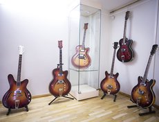 Немецкие полуакустические гитары Musima. На этих гитарах многие вокально-инструментальные ансамбли 60-х, 70-х и 80-х начинали свой путь.