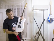 Musima Lead Star 4 — одна из гитар последней серии наработок фирмы Musima, появившаяся в середине 80-х. Очень любил эту модель Игорь Тальков. Гитара именно белого цвета всегда присутствовала на всех его последних концертах.
