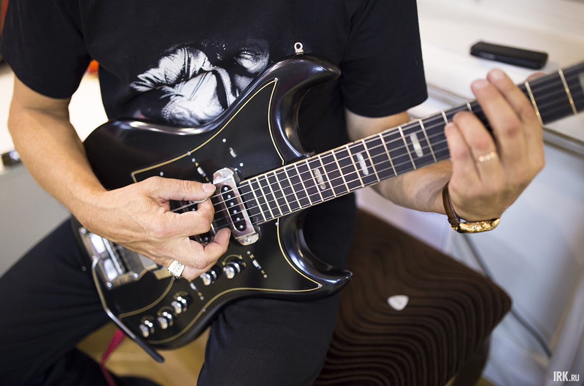 Musima Eterna de Luxe — гитара моей молодости. Топовый цельнокорпусный инструмент модельного ряда фирмы Musima, производившийся на фабрике в Маркнойкирхене с 1965 по 1975 годы. Эта модель была мечтой любого музыканта того времени.