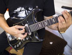 Musima Eterna de Luxe — гитара моей молодости. Топовый цельнокорпусный инструмент модельного ряда фирмы Musima, производившийся на фабрике в Маркнойкирхене с 1965 по 1975 годы. Эта модель была мечтой любого музыканта того времени.