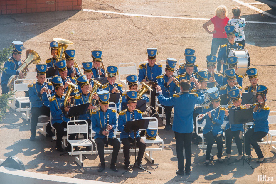 На перроне для гостей праздника организовали концерт.