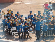 На перроне для гостей праздника организовали концерт.