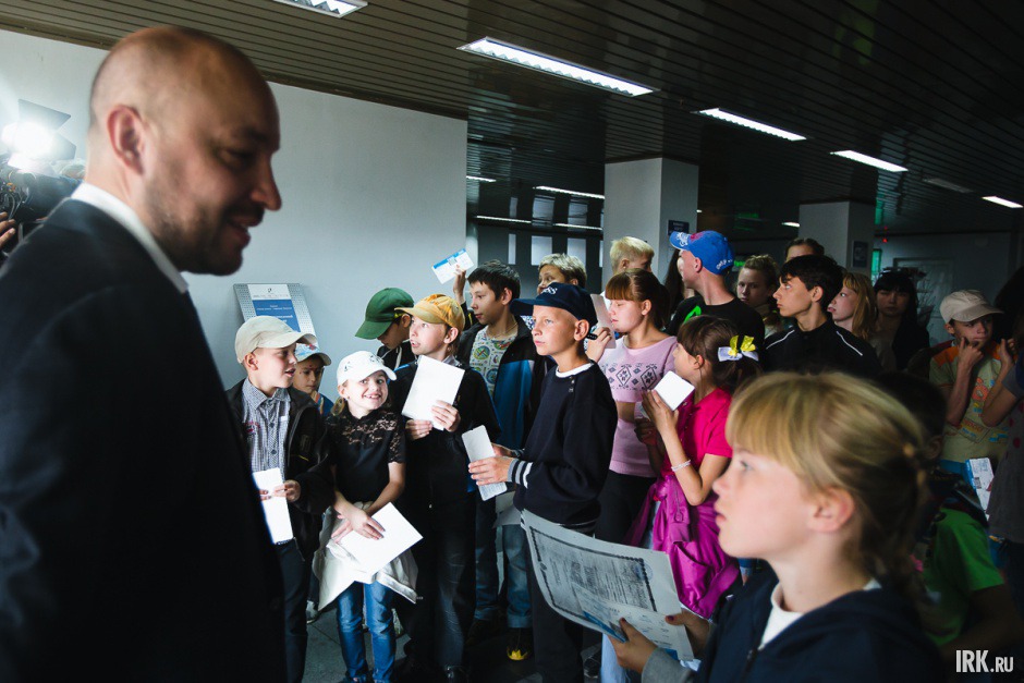 Особыми гостями для аэропорта стали воспитанники детских домов Иркутска, Ангарска и Шелехова. В День воздушного флота для ребят организовали благотворительные прогулочные полеты над городом.