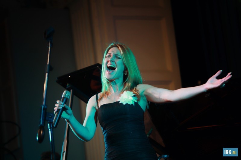 Игра «Фонографа» очень интеллектуальна, но вместе с тем легка и неприхотлива. Все благодаря шквалу энергии, который не дает слушателю опомниться, наполняя каждое мгновение настроением и музыкой.