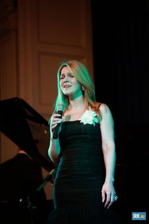 После короткого перерыва концерт продолжили инструментальный квартет и вокалистка Светлана Артемьева.