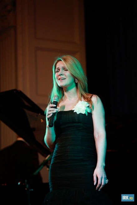 После короткого перерыва концерт продолжили инструментальный квартет и вокалистка Светлана Артемьева.