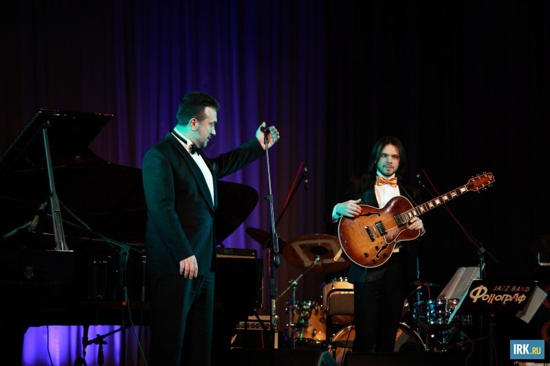 Сам маэстро объявлял композиции, попутно общаясь с залом по-дружески тепло, открыто и немного шутливо.