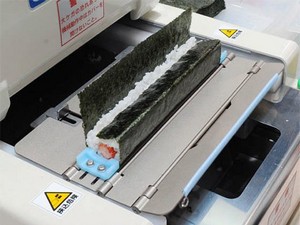 Устройство SushiBots может завернуть 3600 роллов в течение часа. Оператору нужно вовремя подавать ингредиенты, а потом разрезать их на порции.