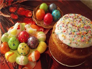 Красят яйца, пекут куличи и творожные пасхи только на Пасху.  Этот религиозный праздник давно стал частью нашей культуры, и многие традиции сохранились до сих пор.