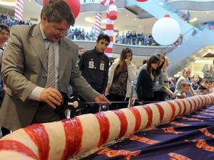 В конце декабря 2011 года в Москве представили 20-метровый леденец, на который ушло 700 килограммов сахара. В феврале в Челябинске сделали самого большого петушка на палочке весом более 233 килограммов, который попал в книгу рекордов России.