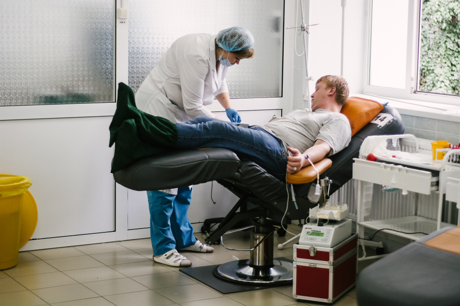 Фельдшер Татьяна Галахова проводит кроводачу.