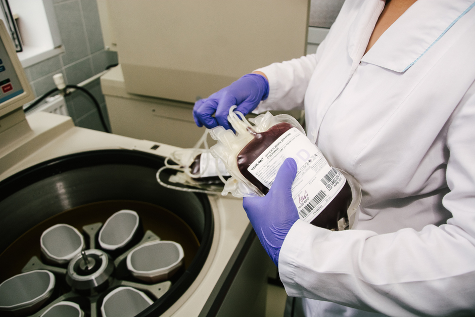 Мешки с кровью одинакового веса ставят в противоположные стаканы.