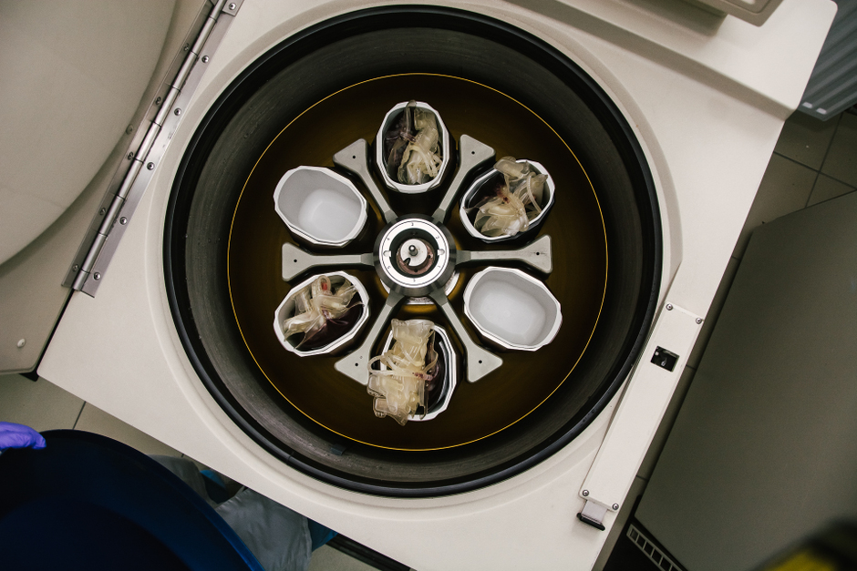 В центрифуге мешки с кровью вращаются 7 минут.