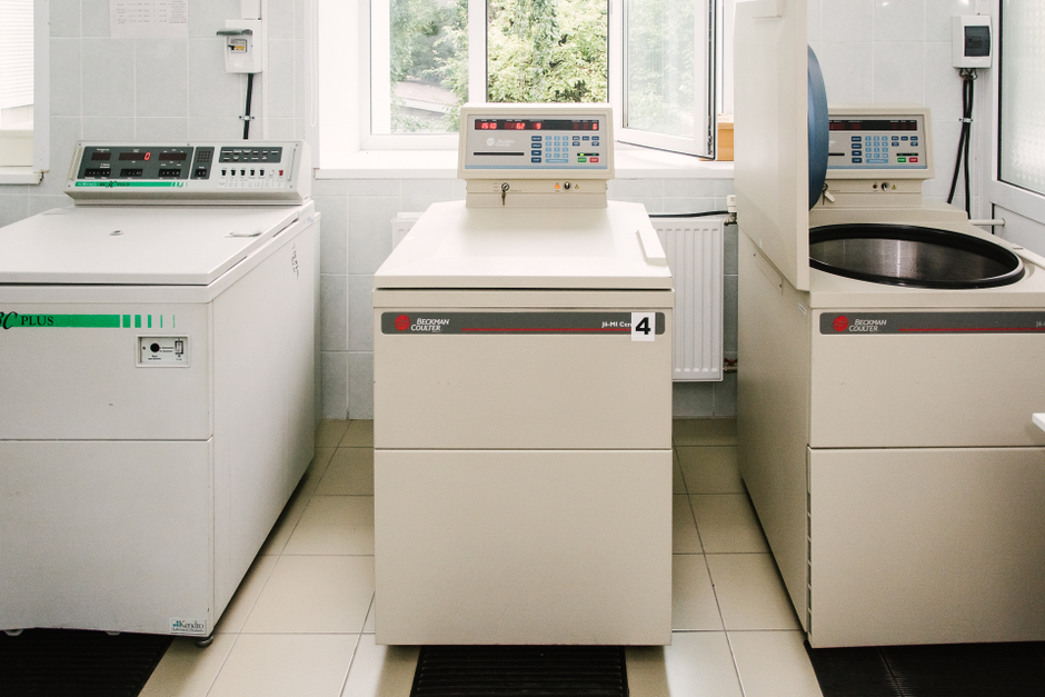 В результате центрифугирования кровь разделяется на плазму, эритроциты и лейкотромбослой.