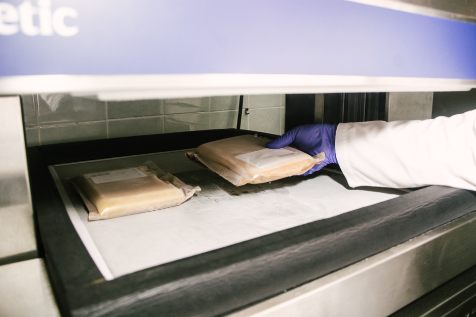 Через 40 минут достают желтые кирпичики.