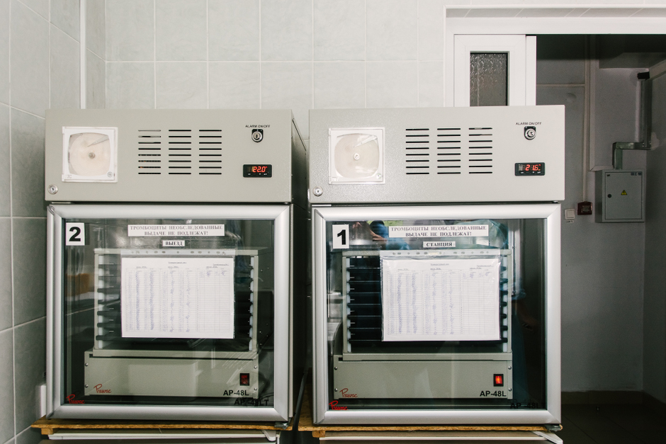 Полки тромбомиксеров постоянно движутся, чтобы клетки не склеивались.