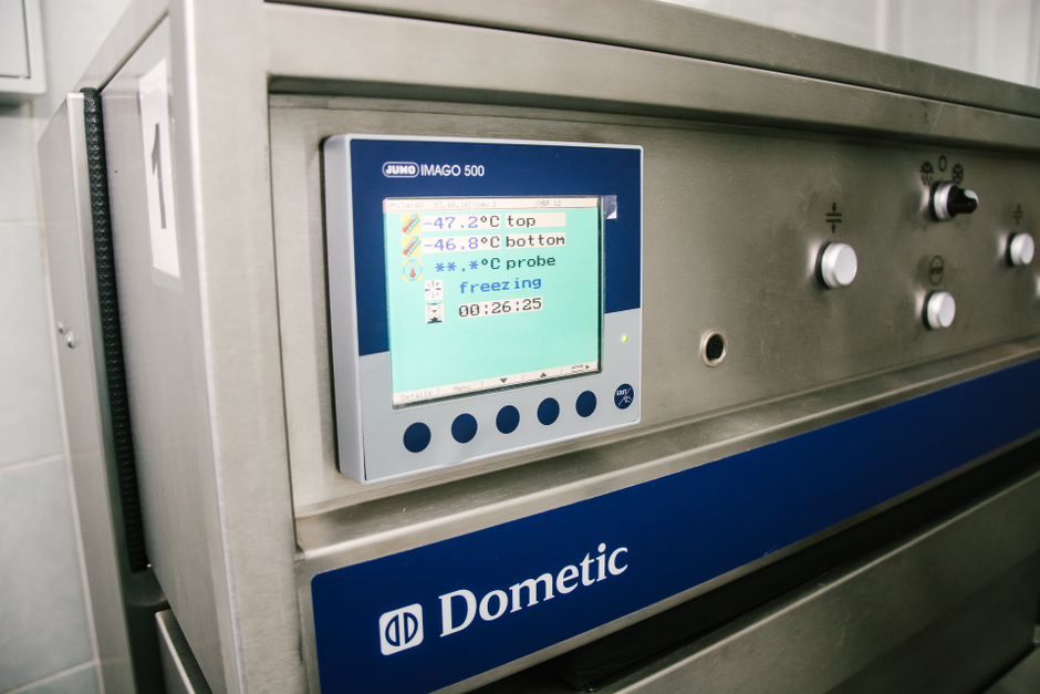 Плазму замораживают при температуре ниже -45 градусов.