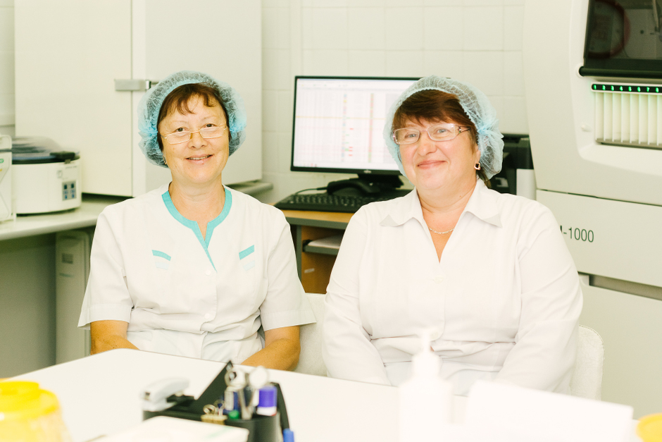 Людмила Батаева и Марина Зарубина — врачи клинической лаборатории