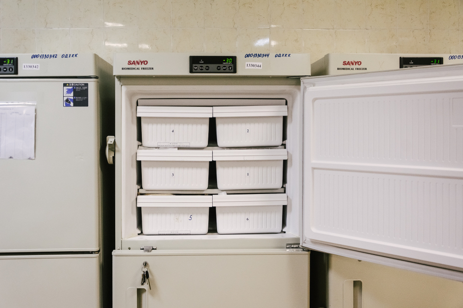 В один холодильник помещается около 100 литров компонента.