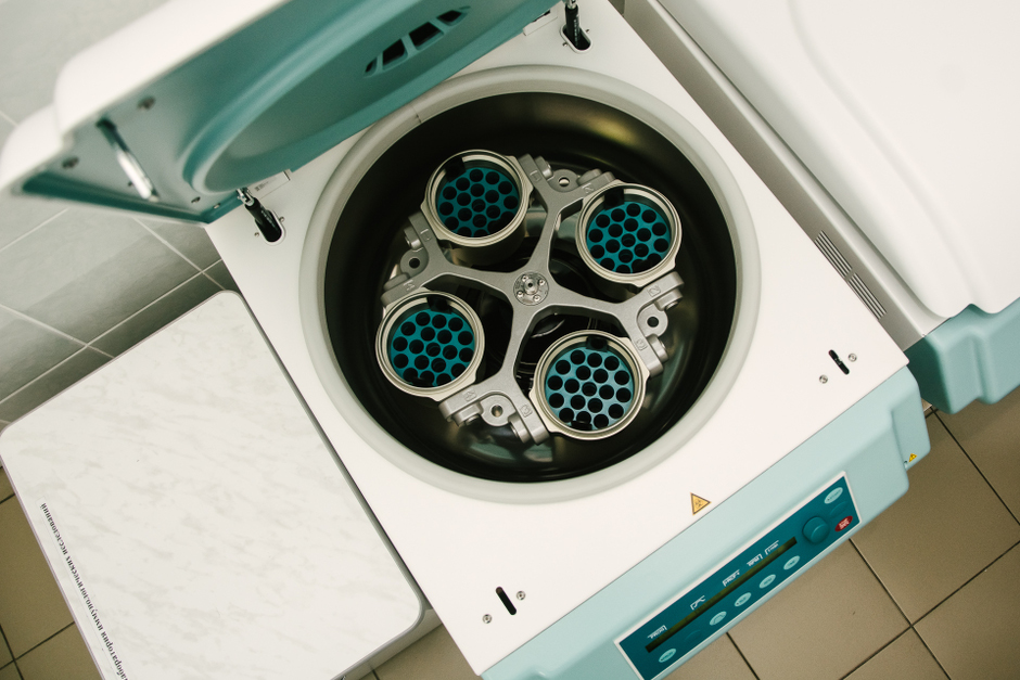 Центрифуга в иммунологической лаборатория.