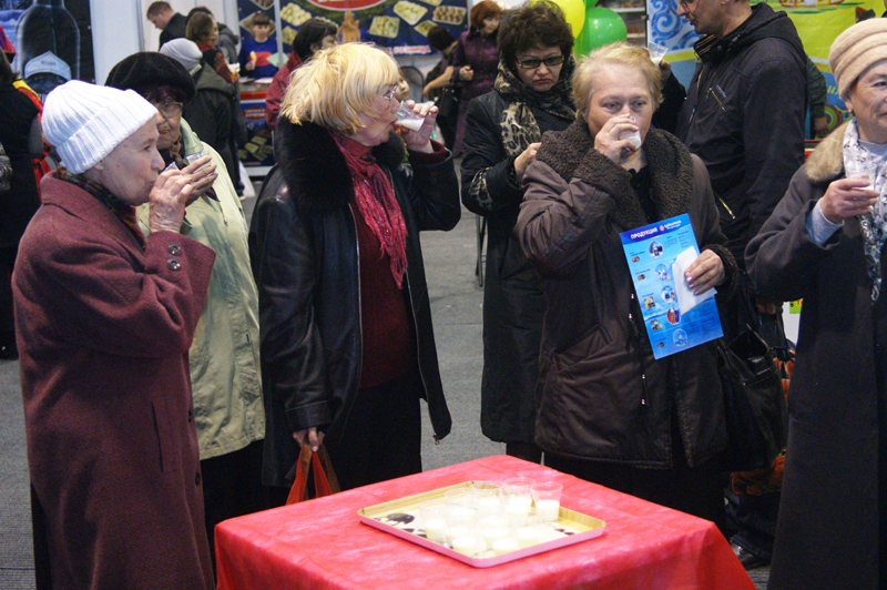 Участники конкурса «Народная марка» дегустируют молоко