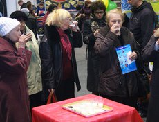 Участники конкурса «Народная марка» дегустируют молоко