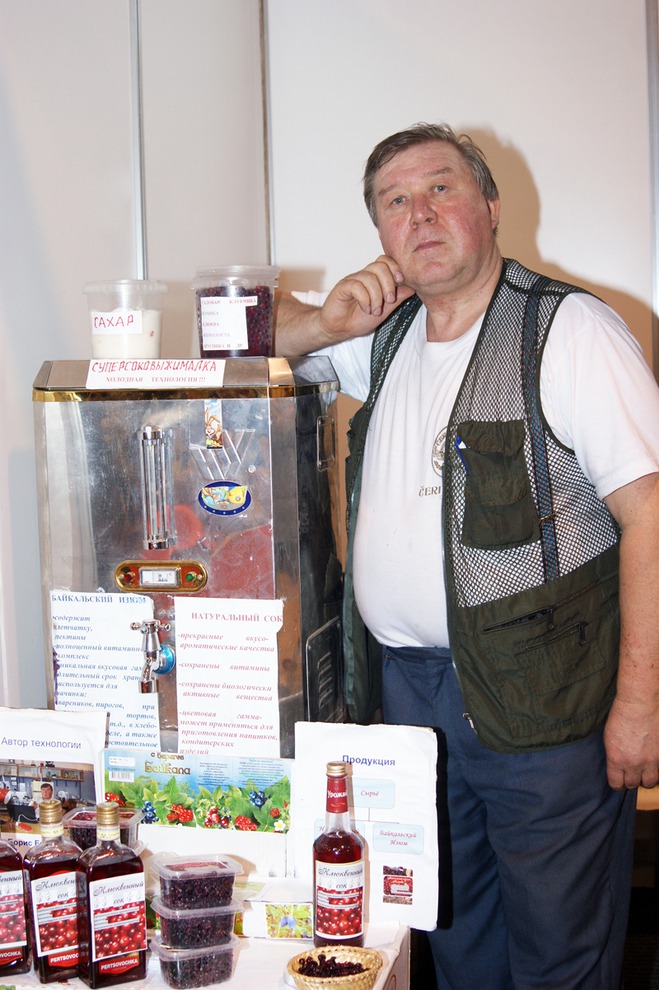 Борис Брисюк со своим изобретением под кодовым названием «Суперсоковыжималка»