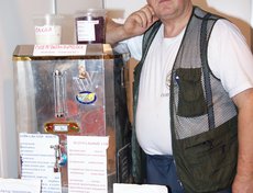 Борис Брисюк со своим изобретением под кодовым названием «Суперсоковыжималка»