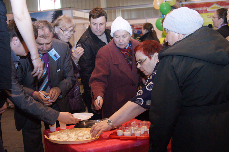 Гости выставки выбирают лучшее молоко, кефир, сметану и творог