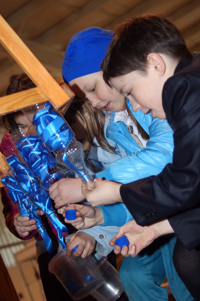 Конкурс "У кого быстрее «вытечет» ленточка из бутылки