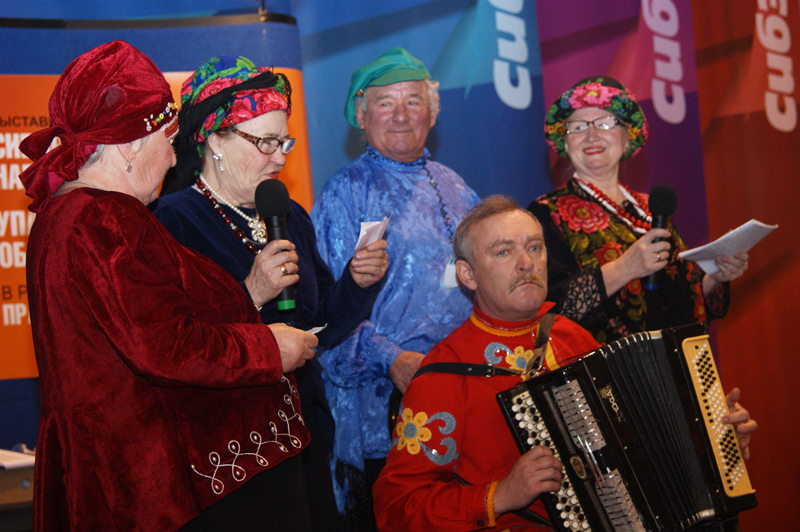 Гостей выставки развлекали народными песнями